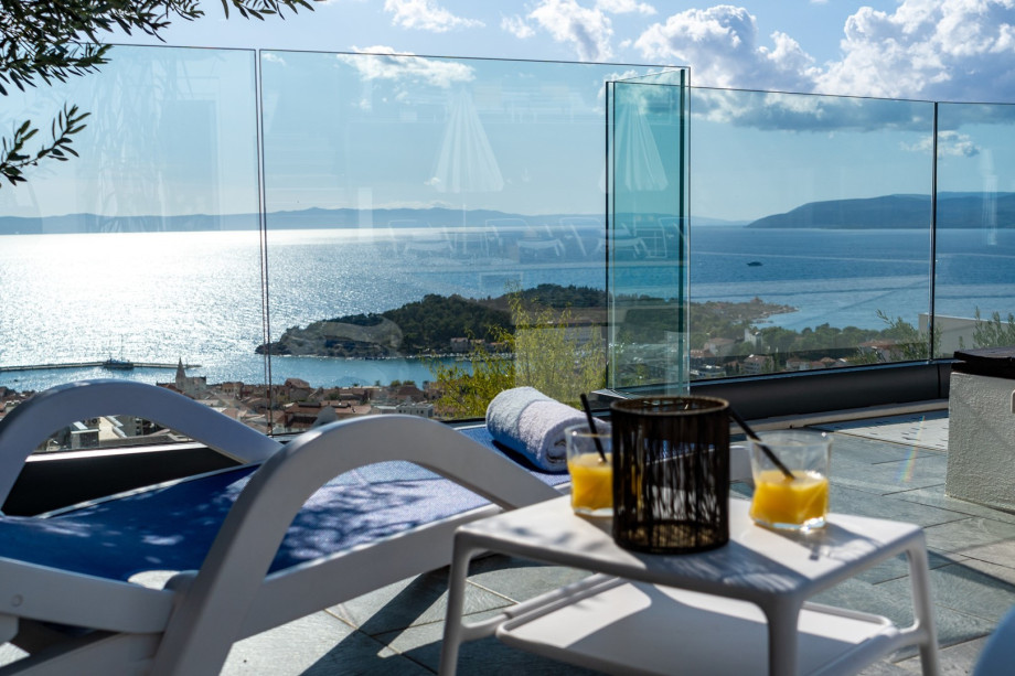 This is a modern place to stay in with a quiet environment but still close to all
