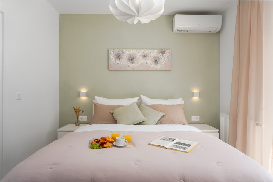 Bedroom 1 (13sqm): Queen-size bed (160x200cm)