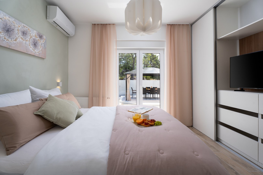 TV, air-conditioning, and beautiful views of the peaceful surroundings
