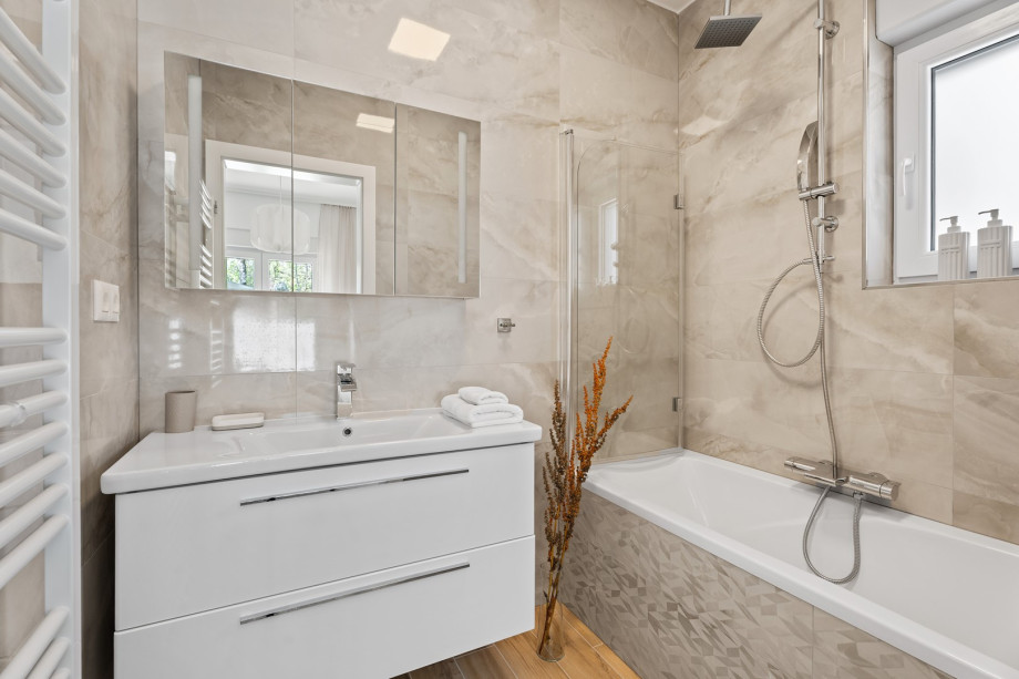And an en-suite bathroom with a bathtub (no toilet).