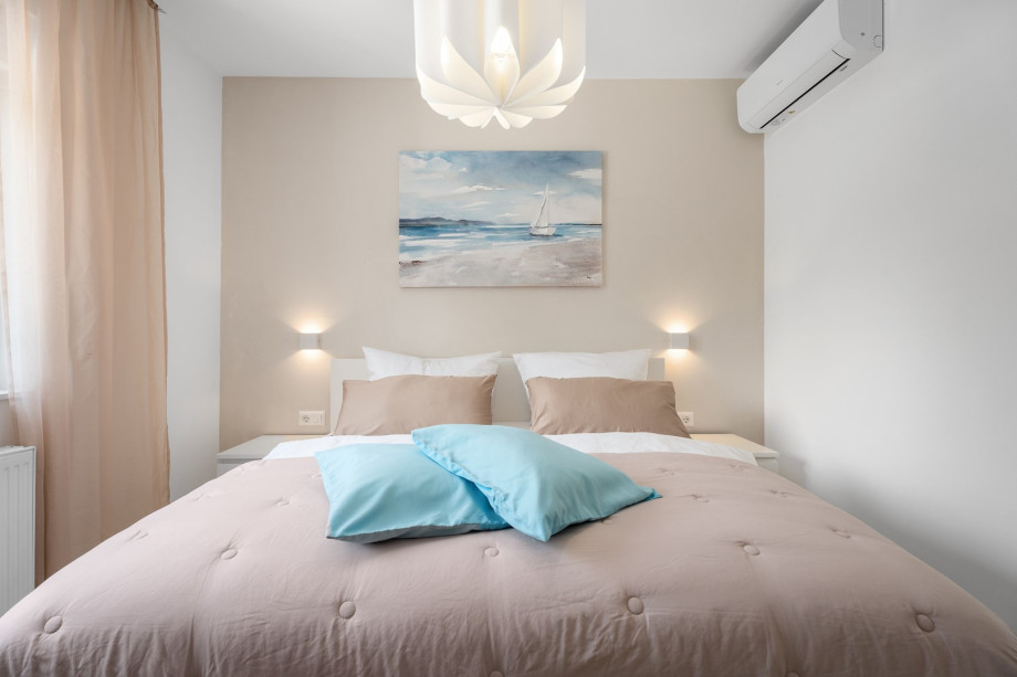 Bedroom 2 (14sqm):  King-size bed (180x200cm) TV, air-conditioning,
