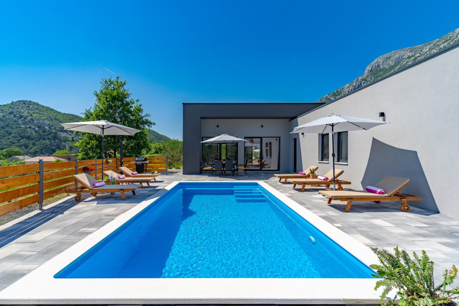 Private swimming pool with 6 deck chairs, outdoor dinning area with BBQ