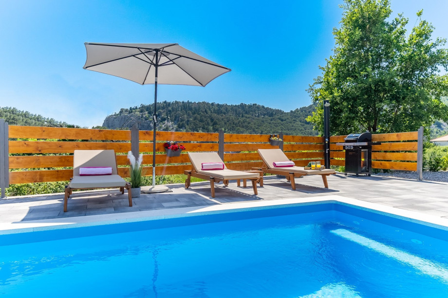 Private swimming pool with 6 deck chairs, outdoor dinning area with BBQ
