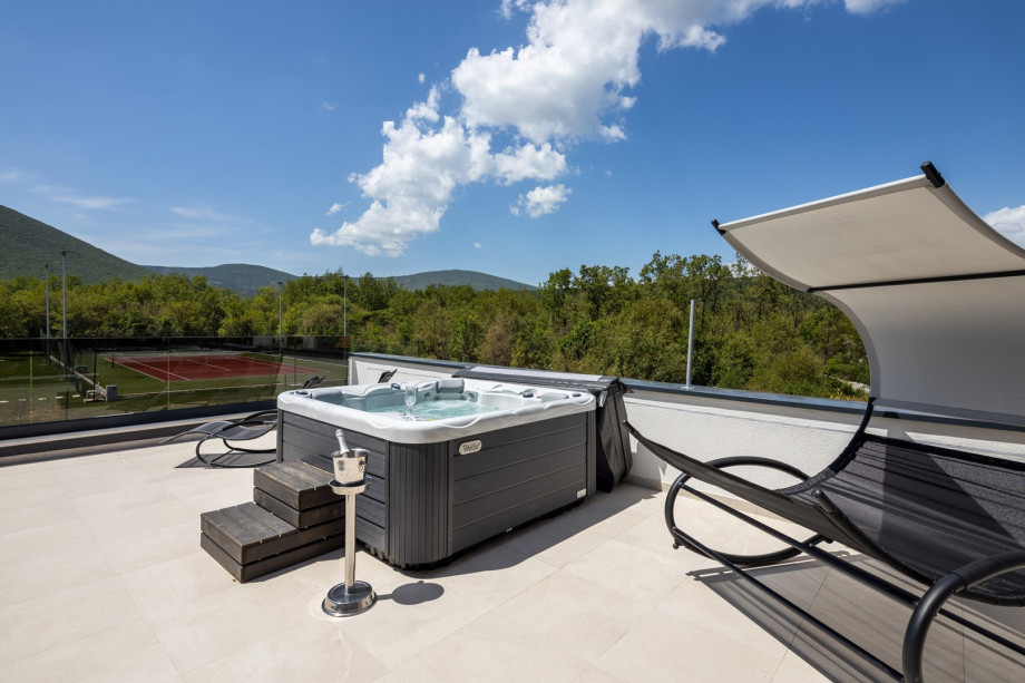 While enjoying al-fresco you have the opportunity to relax with beautiful greenery with low bushes, lush pine, and oak tree forests