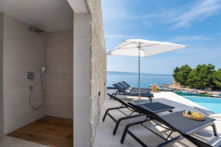 Villa Kiara is a luxury and well equipped 4-star villa with 5 en-suite bedrooms, each with sea views, and it is located on a 875 m2 plot