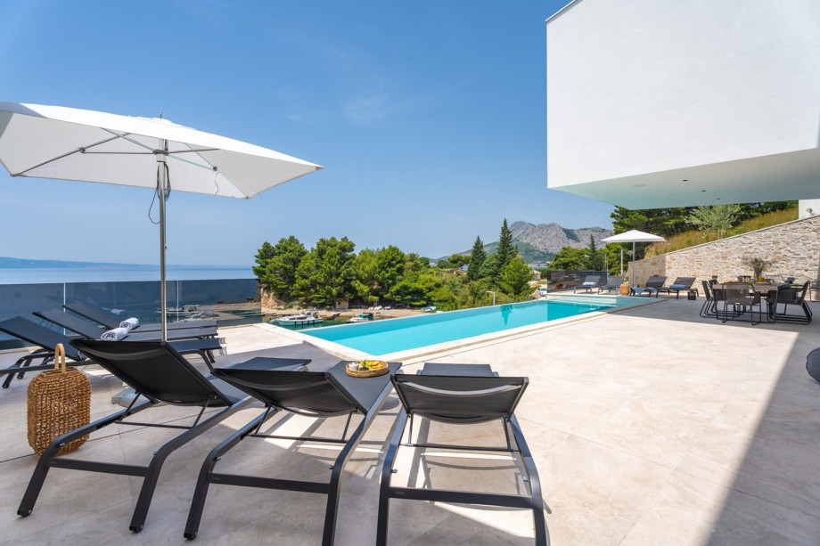 The OUTDOOR (140sqm) offers a private, heated 54sqm swimming pool with the hydromassage and the highest standards of water purifier without Chlorine usage