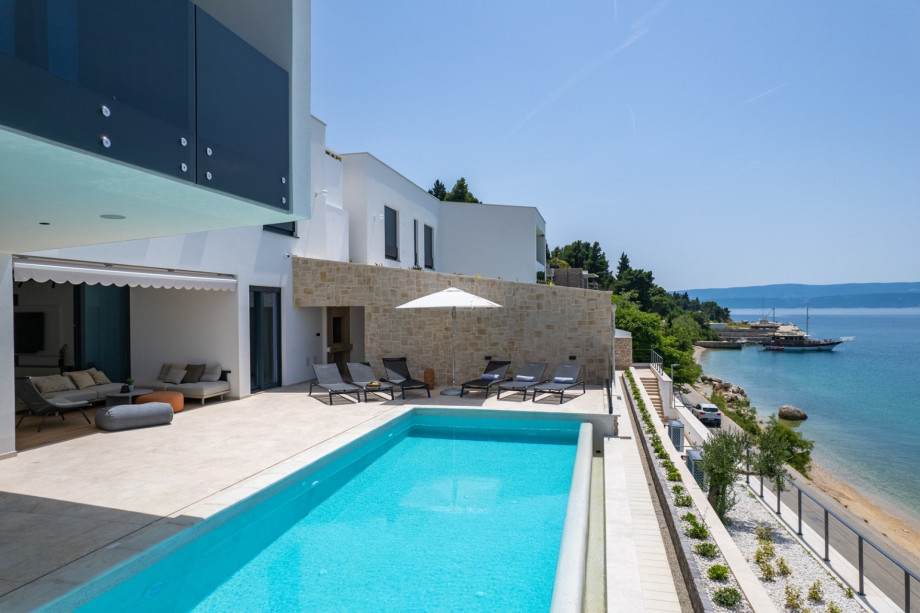 The sunbathing area with 10 deck chairs, outdoor shower, a separate toilet