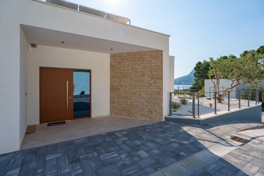 The property is completely fenced and ensures 3 parking plots on private property.