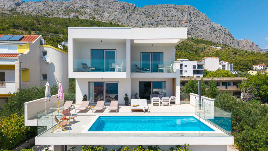 Villa LAPIS accommodates 8+2 people and is very well organized on three floors