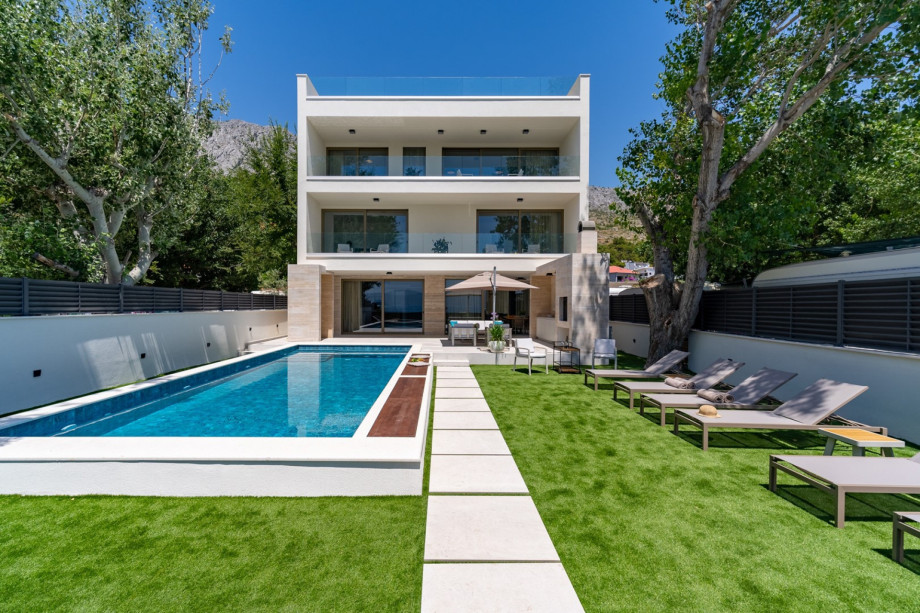 Private heated 40sqm pool, with integrated hydro-massage system