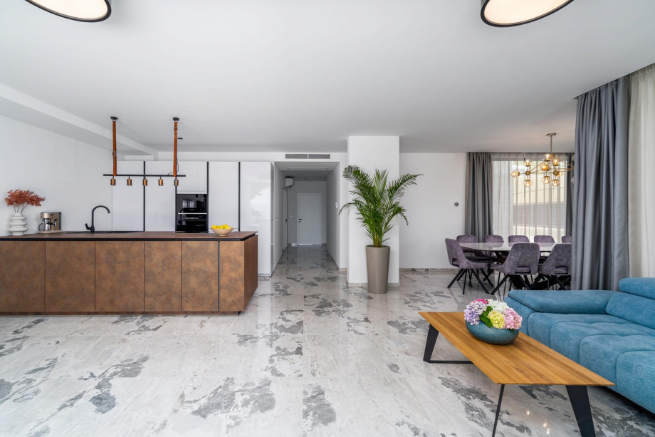 A fully equipped and very modern kitchen with all the needed amenities