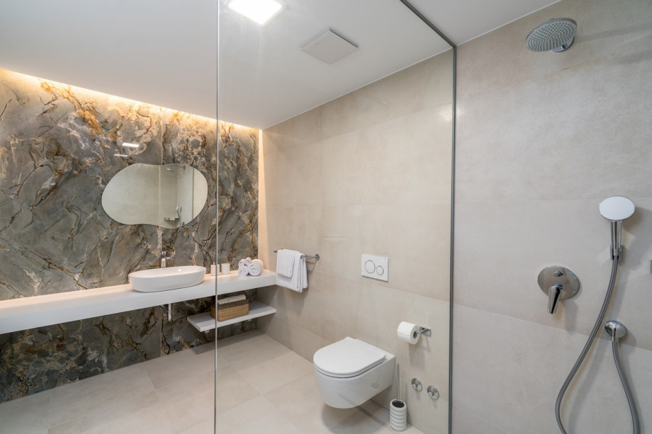 En-suite bathroom No.1 with shower (7sqm)