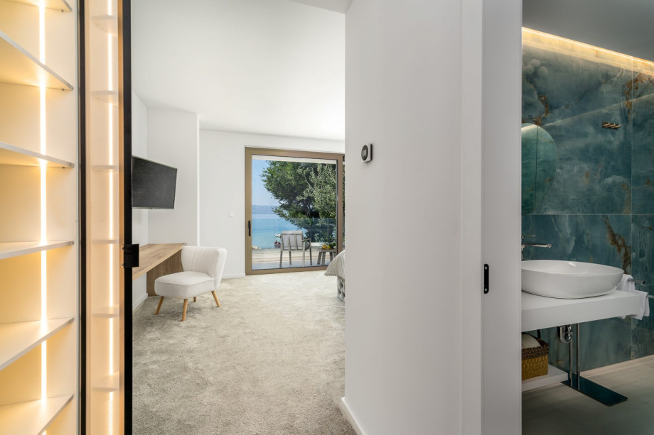 En-suite bathroom No.2 with a shower (7sqm)