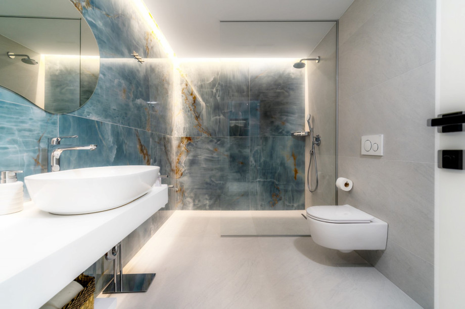 En-suite bathroom No.2 with a shower (7sqm)