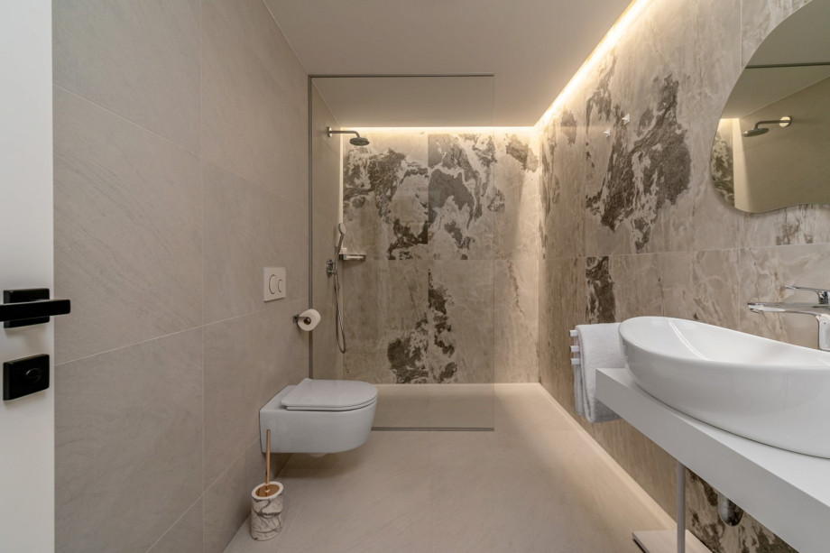 En-suite bathroom No.6 with a shower (7sqm)