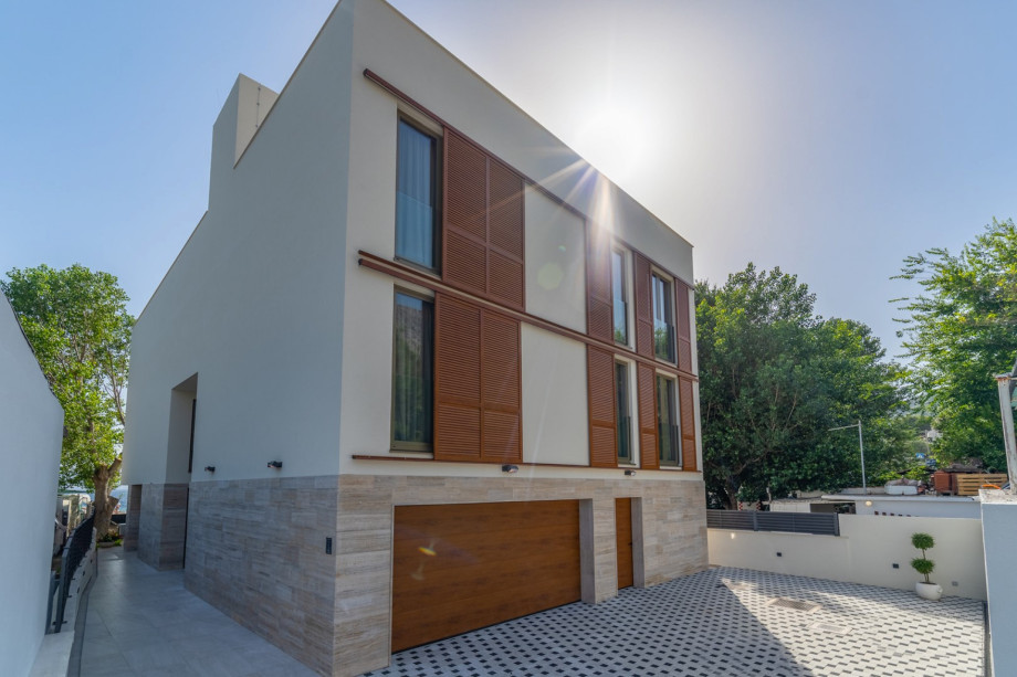 Entrance to Villa Erce and parking places, 2 in the garage