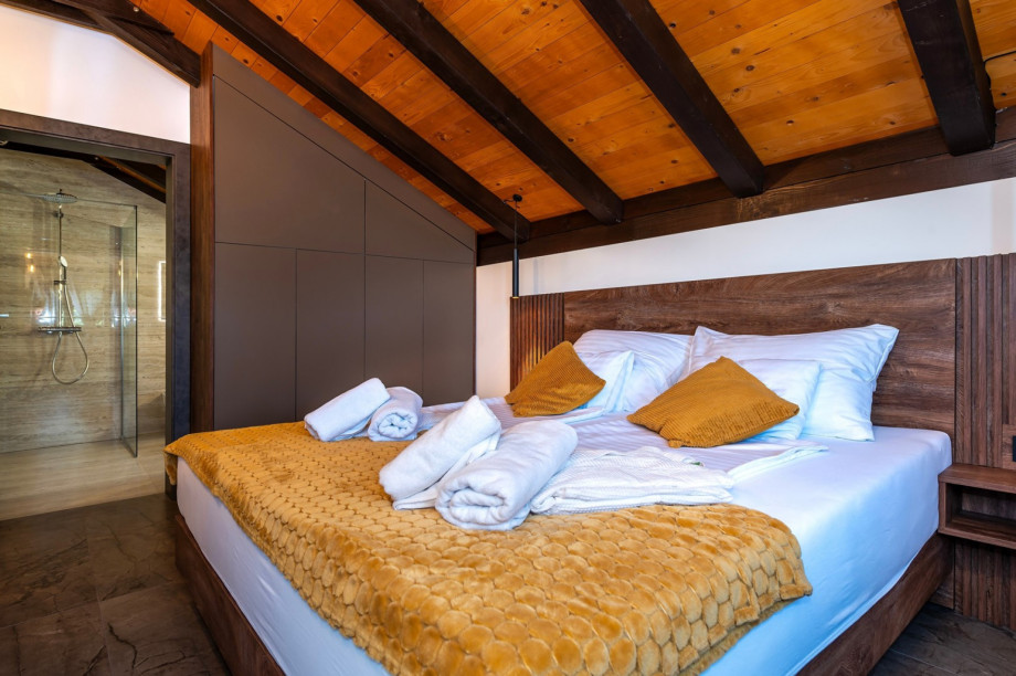 Bedroom NO4 has an en suite bathroom, an A/C, a TV, and a king-size bed