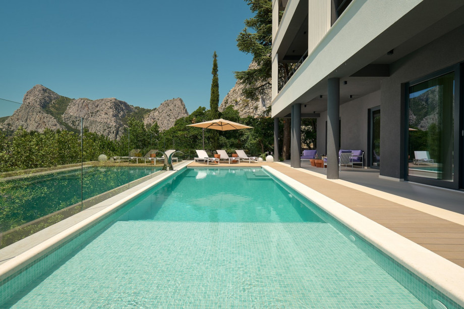 It offers a private and heated swimming pool with the no-Chlorine system