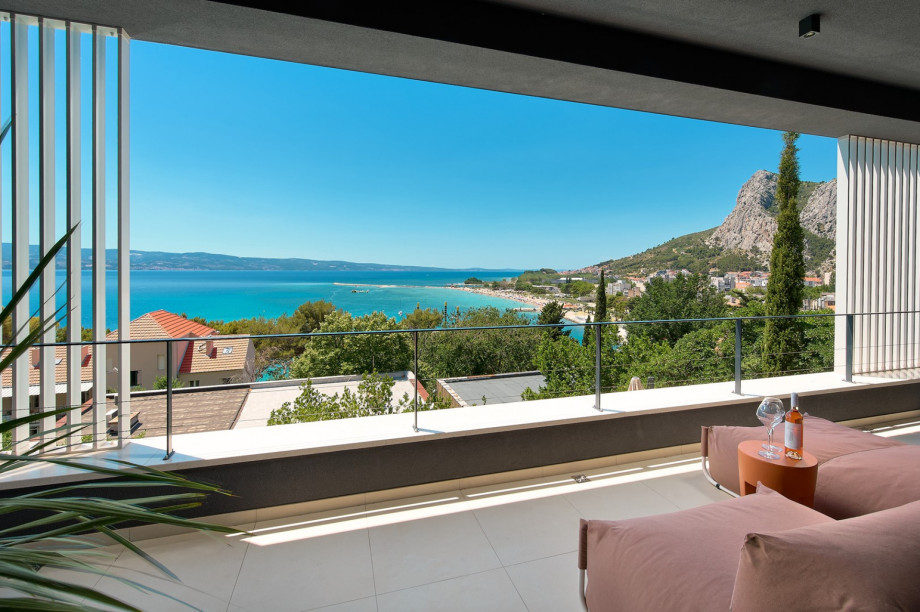 Discover the ultimate holiday experience at seaview villa Flora