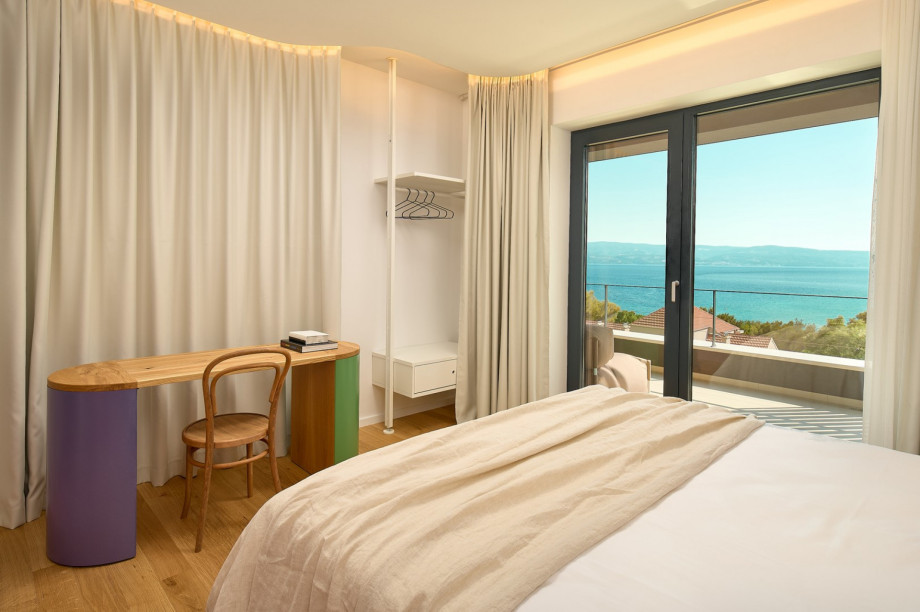 Bedroom with king-size bed 180x200cm and en-suite bathroom