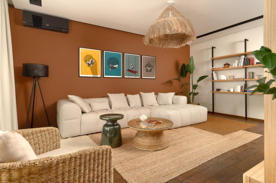 Spacious and carefully decorated living and dining area with fully equipped kitchen