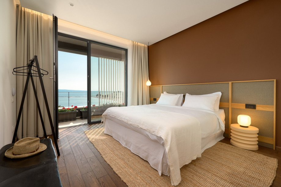 Bedroom with exit to a 40 sqm terrace with lounge corner and 2 deck chairs