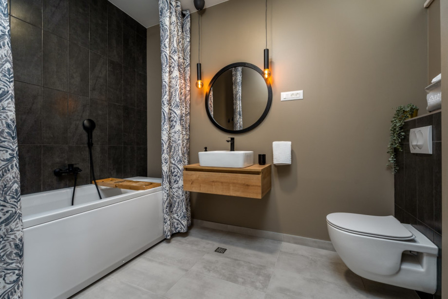 En-suite bathroom (5,6 sqm) with a bathtub.