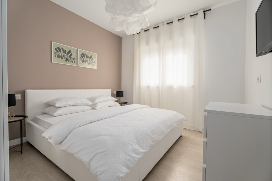 Bedroom NO4 (10,8sqm) with king size bed 180cm x 200cm.