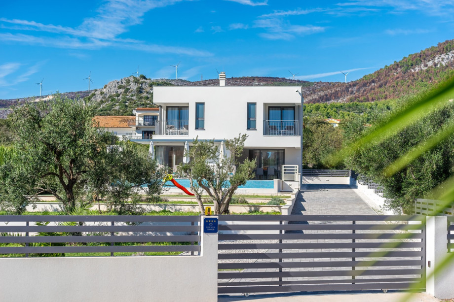 This is a modern place to stay in with a quiet environment but still close to all