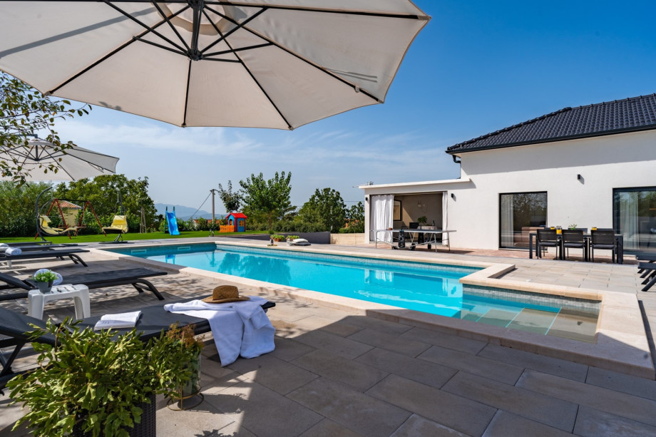 Sun deck with 3 swing chairs and 2 sun umbrellas