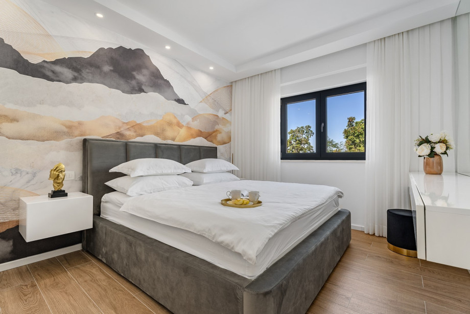 Bedroom NO1 with king size bed 180cm x 200cm