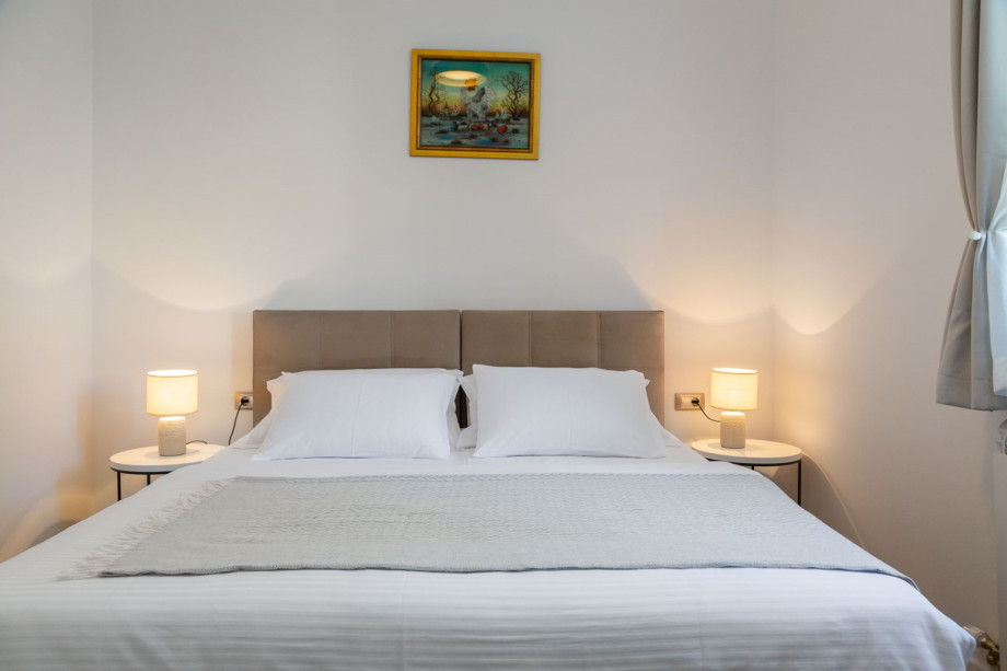 Bedroom NO3 with two single beds 90cm x 200cm, that can connect into a king size bed, A/C