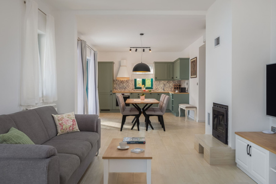 Living room with a fireplace, a sofa, a flat screen TV, air-conditioning, free WiFi, a Netflix