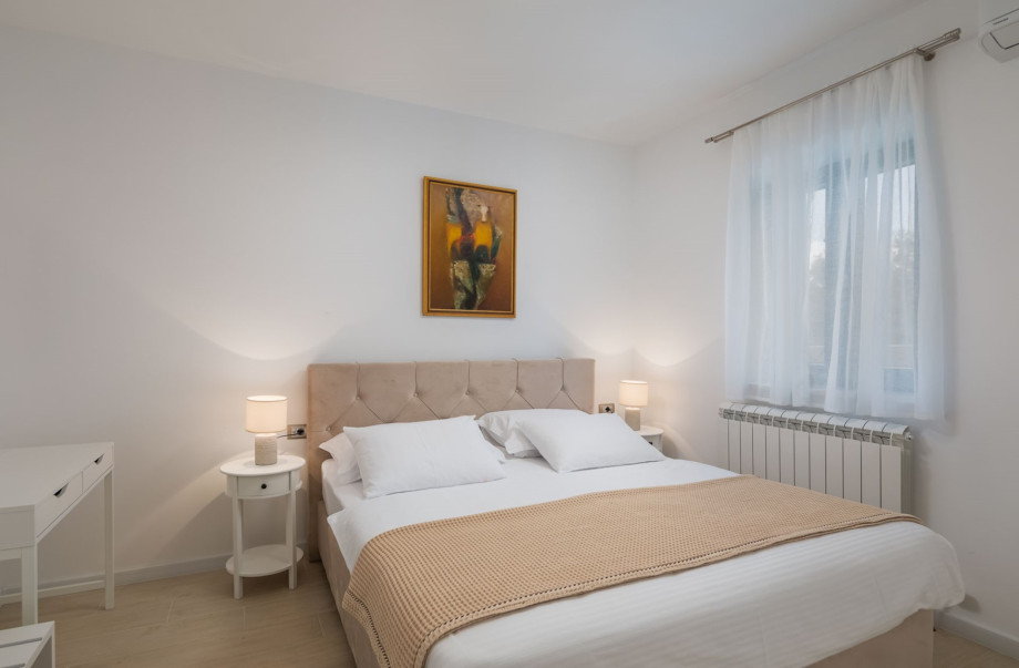 Bedroom NO5 with a king size bed 180cm x 200cm, A/C