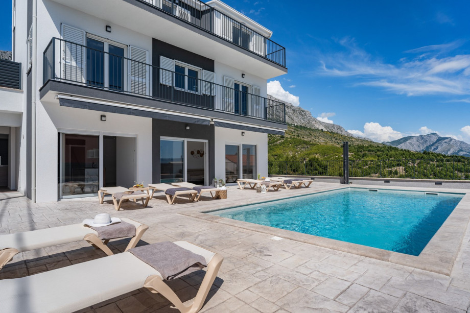 Luxurious 7-Bedroom Villa MI with Private Pool