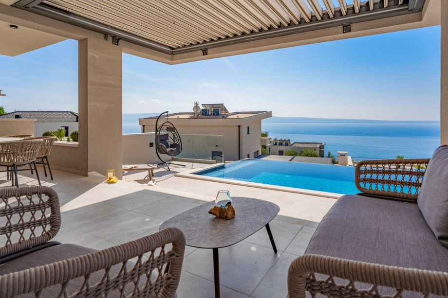 Lounge corner with opened sea views also overlooking the villas