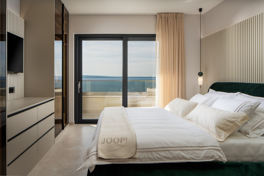 Bedroom No2 is located on the 1st floor and offers a king-size bed 180cm x 200cm