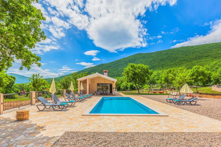 4 bedrooms, 3 bathrooms, Playground