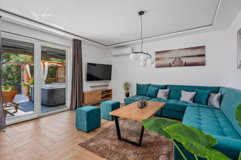 Living room with TV, A/C, free WiFi, PS4