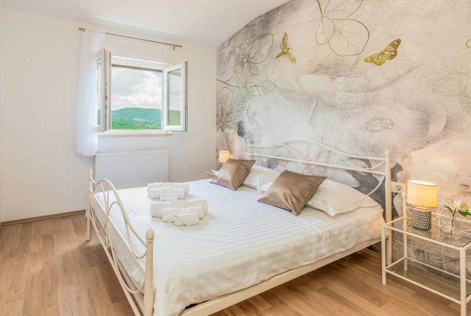 Bedroom NO3 with queen size bed