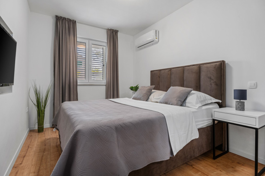 Bedroom No1 (10.5sqm) with queen-size bed 160x200cm, TV, A/C