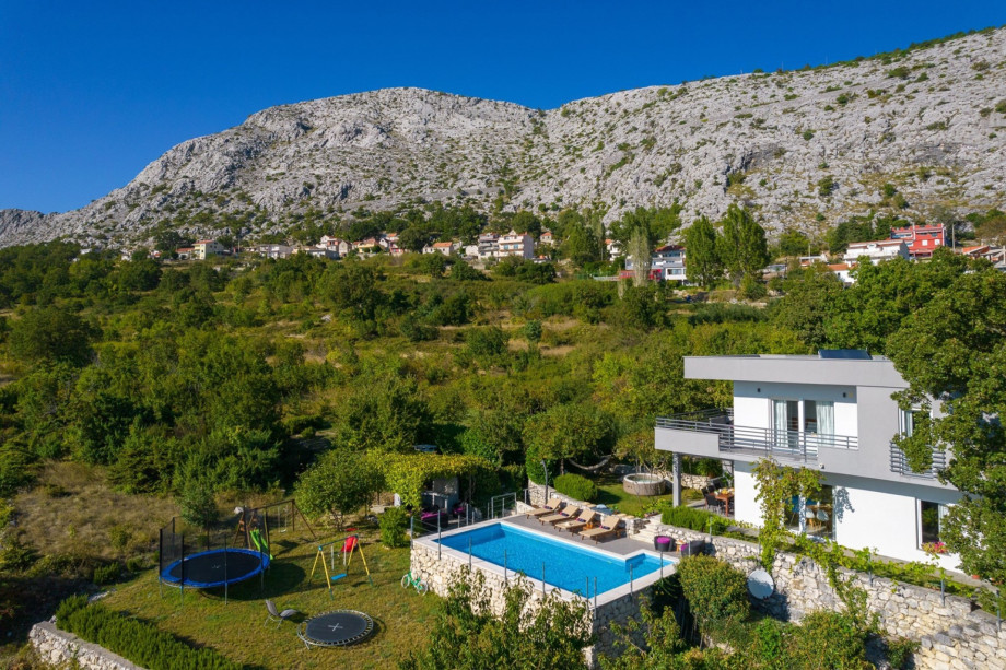 4 bedrooms, 4 bathrooms, heated 33 sqm Swimming pool