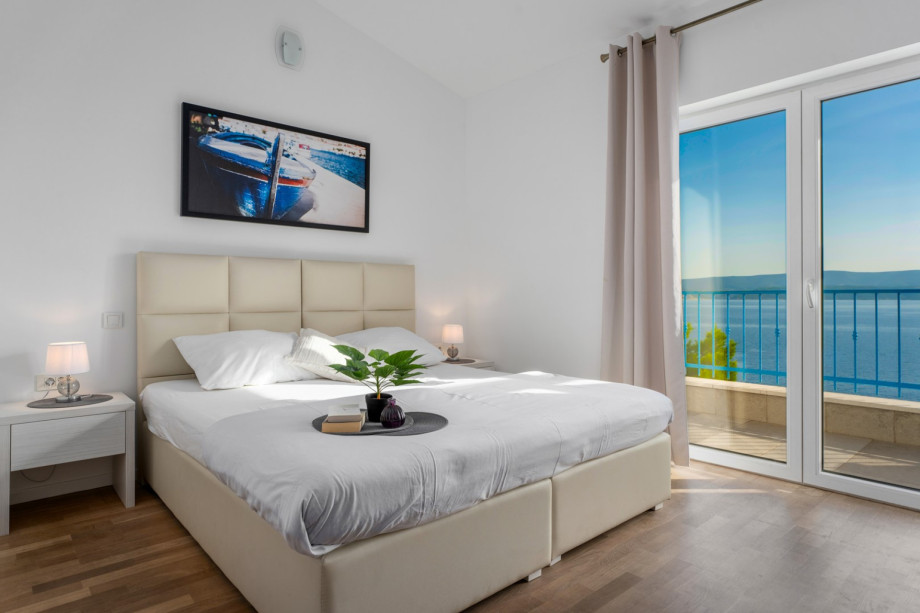 Bedroom NO2 (17sqm) with a king size bed 180cm x 200cm, A/C, a TV