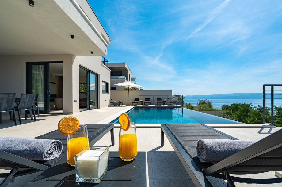 Property with amazing sea views, heated 32sqm private pool, only 1km from the beach in Podstrana