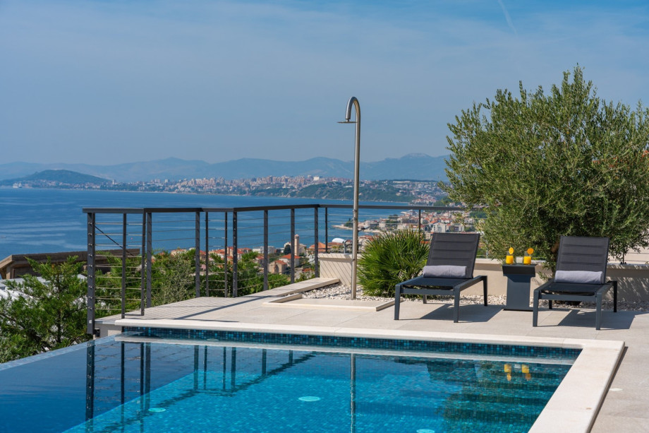 Heated 32sqm private pool