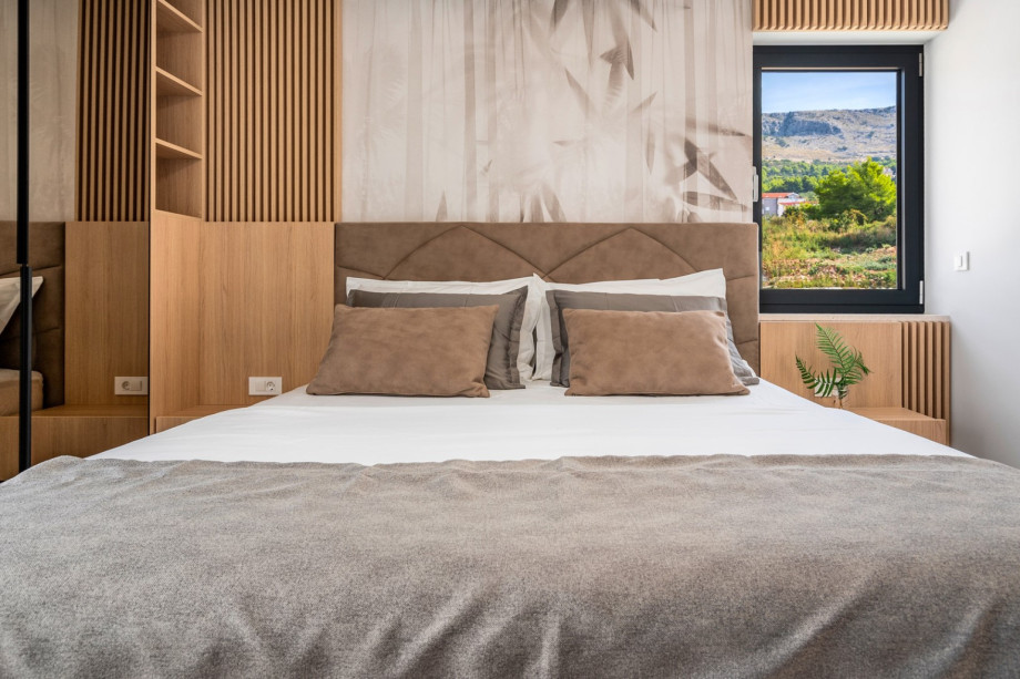 Bedroom NO2  with king size bed 180cm x200cm, a TV, A/C, en-suite Bathroom with a shower (5sqm), and sea views