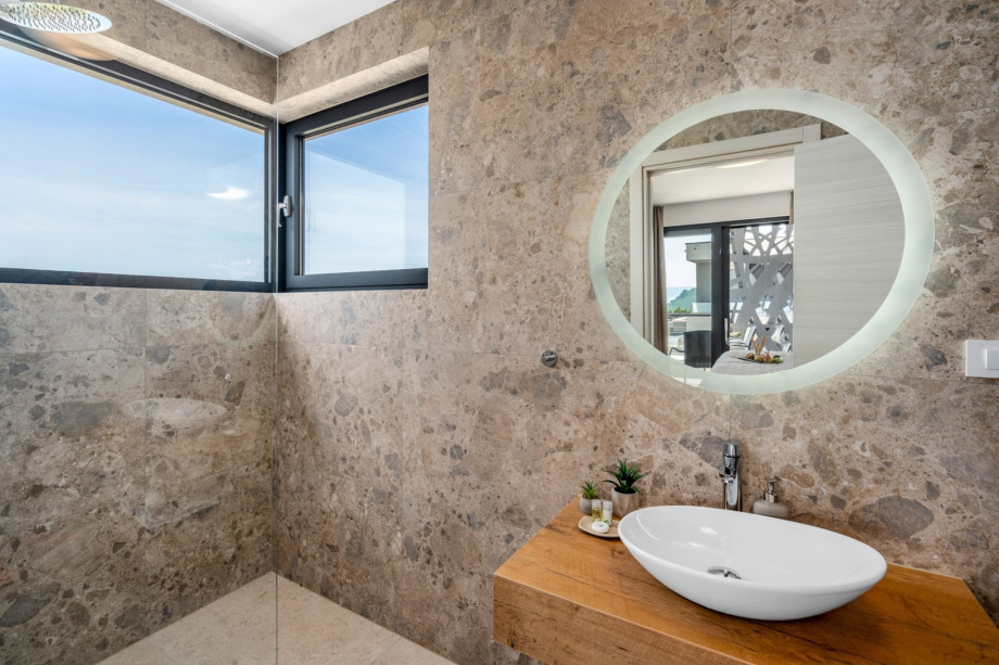 En-site bathroom with shower and toilet
