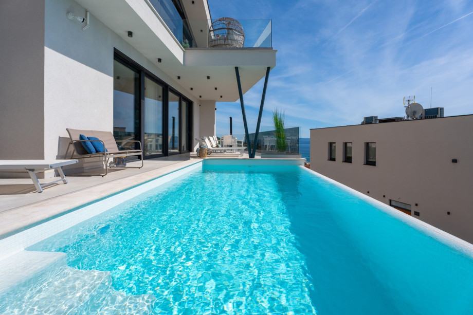 7 x 3 meter heated private pool with an electrolysis system