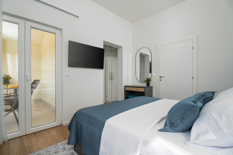 Bedroom NO2 with a an A/C, a TV, and en-suite bathroom