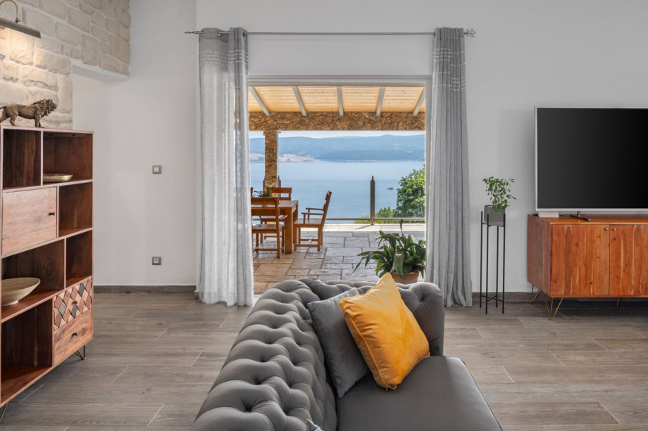 Living room with direct approach to the outdoor dining area